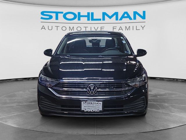 Used 2023 Volkswagen Jetta SE FWD image 2