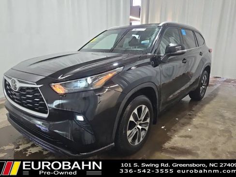 Used 2022 Toyota Highlander XLE AWD/4WD image 1