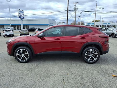 Used 2024 Chevrolet Trax RS w/ Sunroof Package image 7