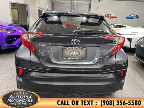 Used 2022 Toyota C-HR XLE FWD image 4