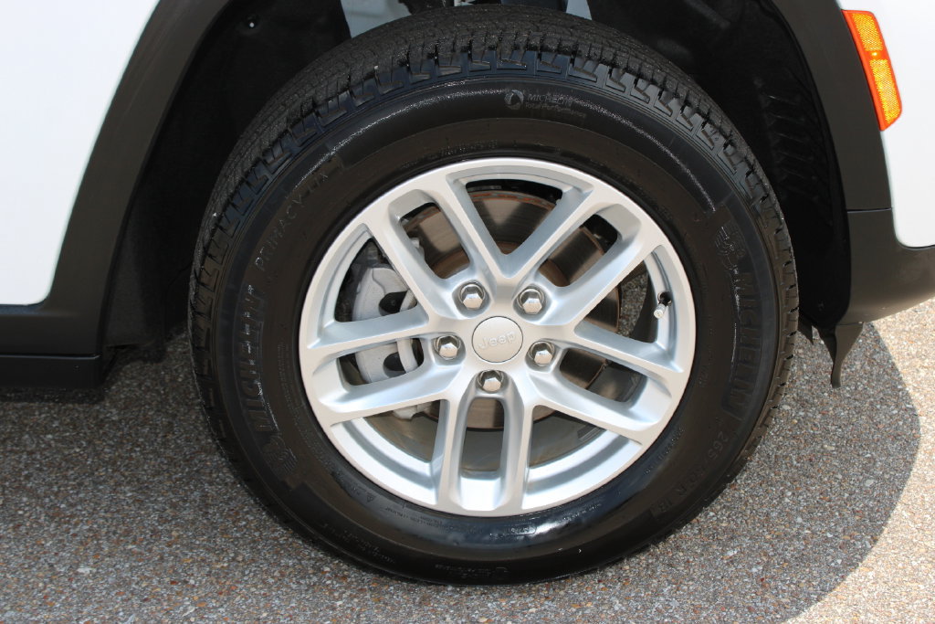 Used 2025 Jeep Grand Cherokee Laredo X RWD image 7