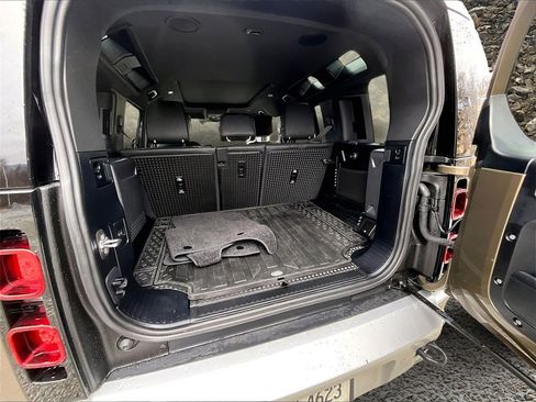 Used 2024 Land Rover Defender 110 SE image 25