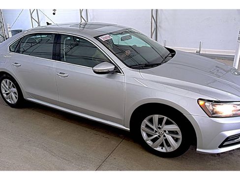 Used 2018 Volkswagen Passat 2.0T SE FWD image 3