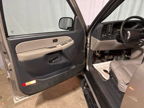 Used 2001 Chevrolet Suburban LS AWD/4WD image 2