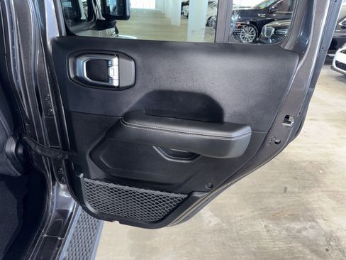 Used 2019 Jeep Wrangler Unlimited Sahara image 11