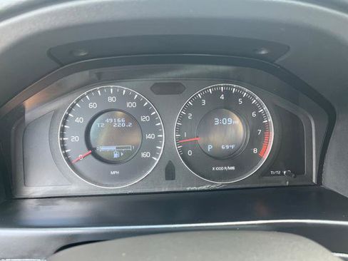 Used 2010 Volvo V70 FWD image 11