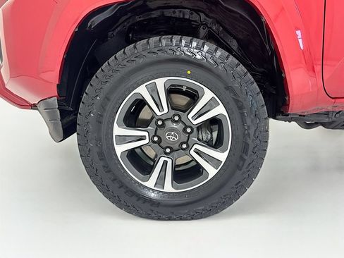 Used 2018 Toyota Tacoma TRD Sport AWD/4WD image 28