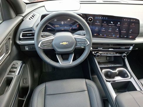 New 2026 Chevrolet Traverse LT w/ Sun and Wheel Package FWD image 8