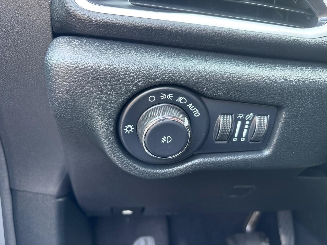 Used 2025 Chrysler Pacifica Select FWD image 13