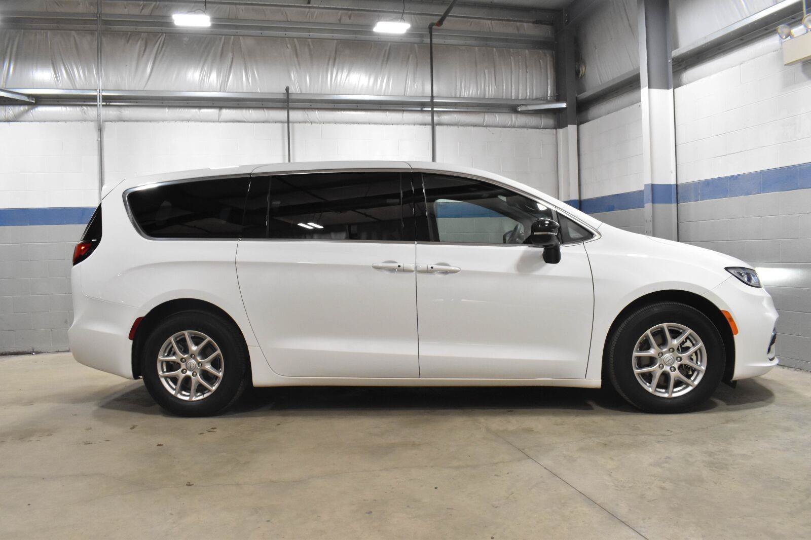 Used 2025 Chrysler Pacifica Select FWD image 26