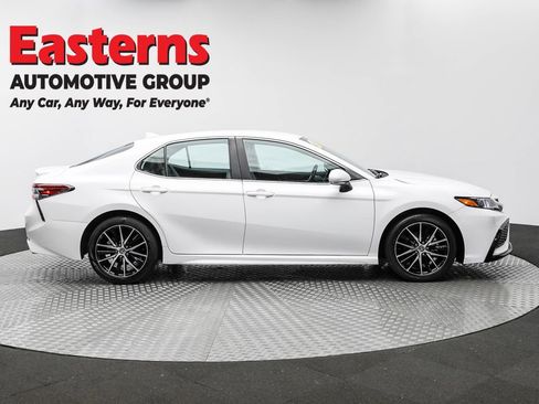 Used 2024 Toyota Camry SE image 4