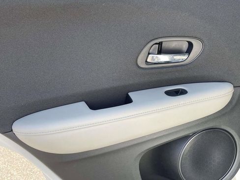 Used 2022 Honda HR-V LX image 9