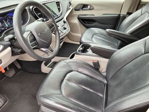 Used 2022 Chrysler Pacifica Touring-L image 15