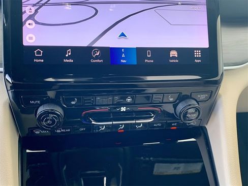 Used 2023 Jeep Grand Cherokee Limited image 40