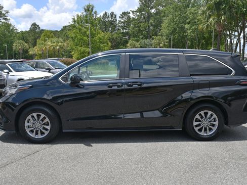 Used 2023 Toyota Sienna LE image 2