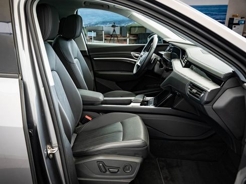 Used 2021 Audi e-tron Premium Plus w/ Premium Plus Package image 24