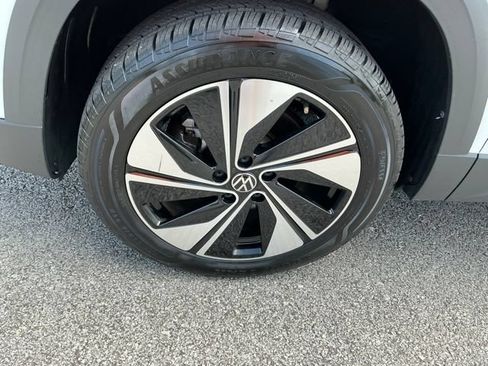 Used 2025 Volkswagen Taos SE AWD/4WD image 10