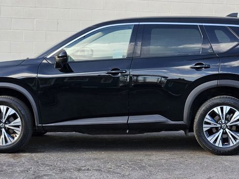 Used 2021 Nissan Rogue SV image 2