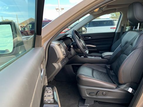 Used 2024 Nissan Pathfinder Platinum w/ Cargo Package image 24