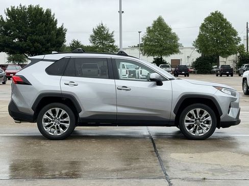 Used 2021 Toyota RAV4 XLE Premium FWD image 3
