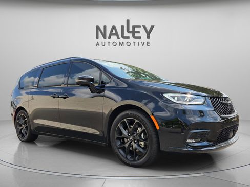 Used 2024 Chrysler Pacifica Limited w/ Uconnect Theater Family Group image 7