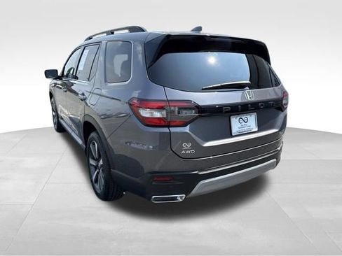 Certified 2025 Honda Pilot Touring image 6