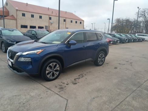 Used 2023 Nissan Rogue SV image 1