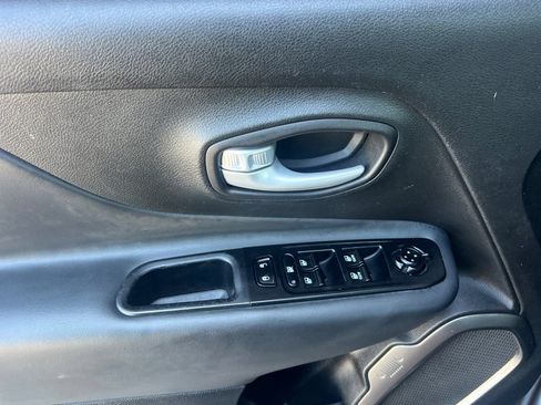 Used 2023 Jeep Renegade Latitude AWD/4WD image 11