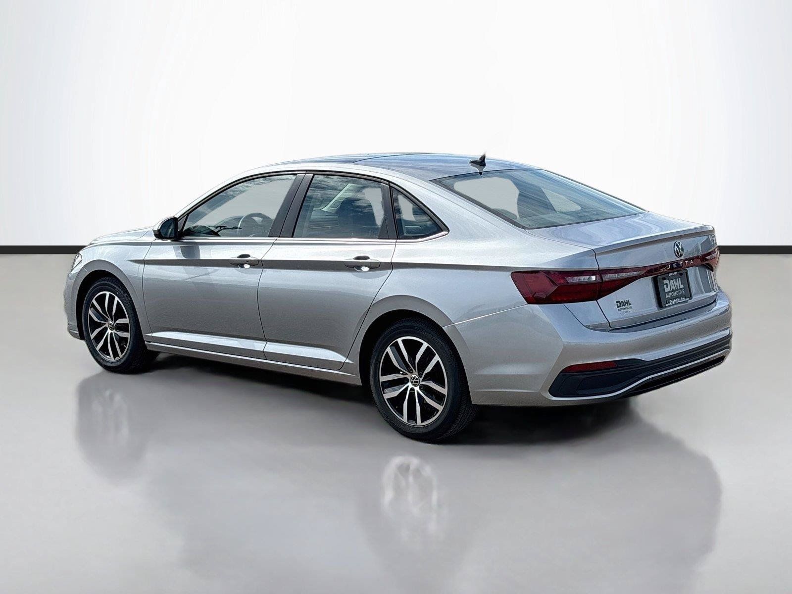 Used 2025 Volkswagen Jetta SE FWD image 10