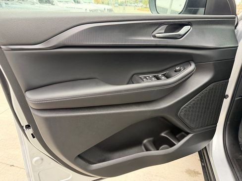 New 2025 Jeep Grand Cherokee Altitude image 12