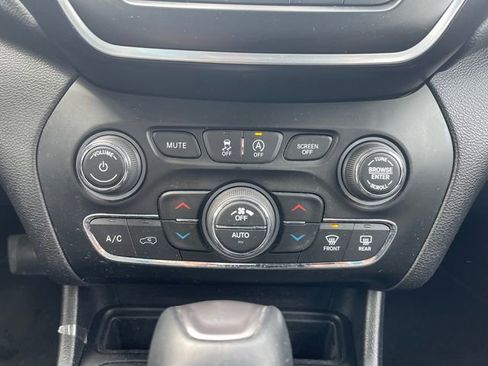 Used 2021 Jeep Cherokee Latitude Lux w/ Comfort/Convenience Group FWD image 26