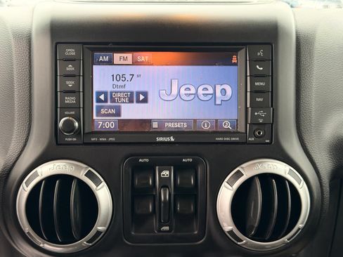Used 2014 Jeep Wrangler Unlimited Rubicon AWD/4WD image 17