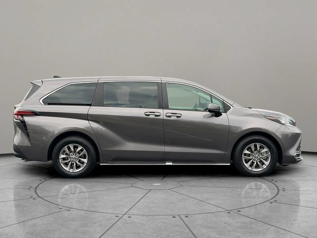 Certified 2022 Toyota Sienna XLE FWD image 7