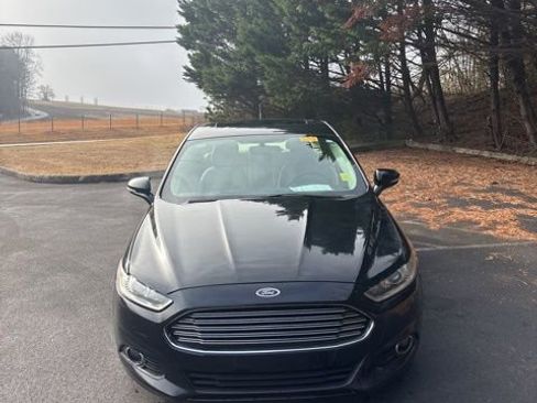 Used 2016 Ford Fusion SE w/ Equipment Group 202A image 3