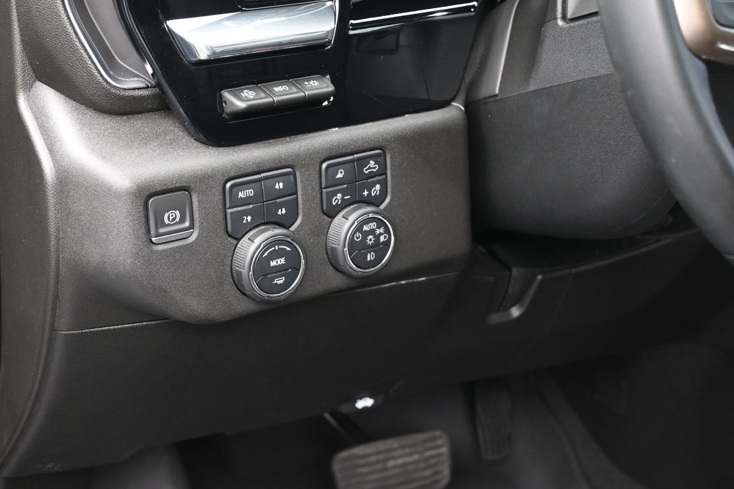 Used 2024 Chevrolet Silverado 3500 High Country w/ High Country Premium Package AWD/4WD image 23