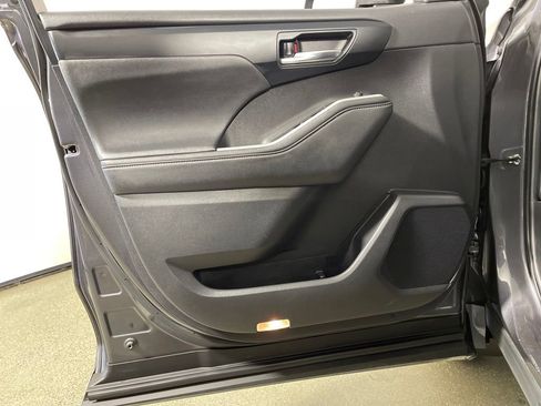 Used 2024 Toyota Highlander XLE image 17