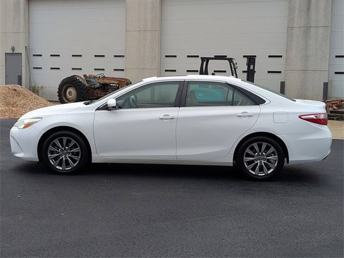 Used 2015 Toyota Camry image 10