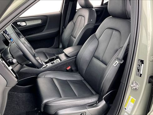 Certified 2025 Volvo XC40 B5 Plus AWD/4WD image 33