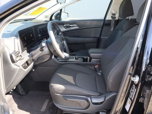 Used 2025 Kia Sportage LX FWD image 7