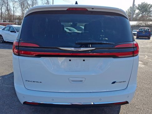 Used 2023 Chrysler Pacifica Touring-L image 5