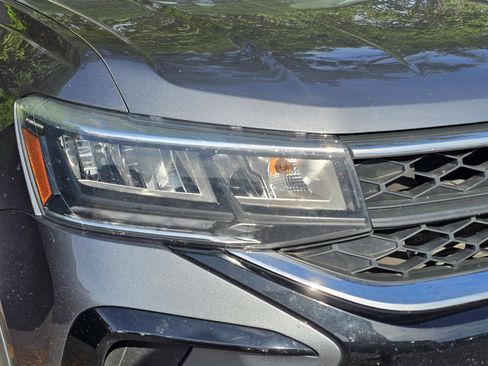 Used 2022 Volkswagen Taos S image 4