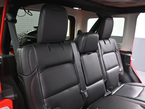 Used 2021 Jeep Wrangler Unlimited Rubicon w/ Cold Weather Group AWD/4WD image 17