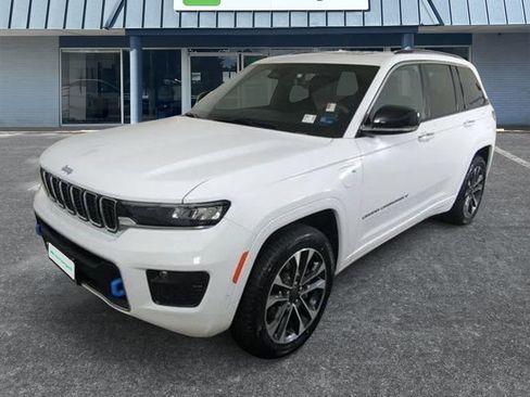 Used 2022 Jeep Grand Cherokee Overland w/ Luxury Tech Group IV AWD/4WD image 12