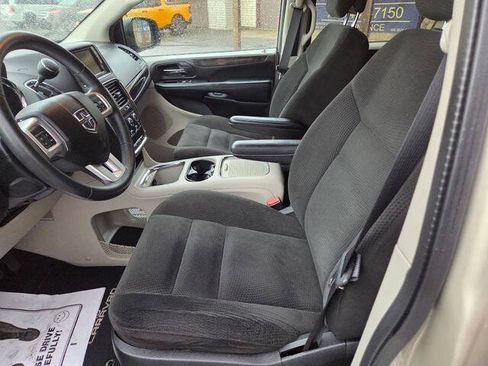 Used 2016 Dodge Grand Caravan SXT w/ Rear Park Assist Package FWD image 19