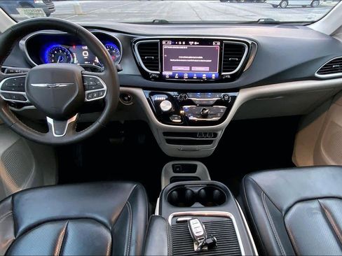 Used 2023 Chrysler Pacifica Touring-L image 14