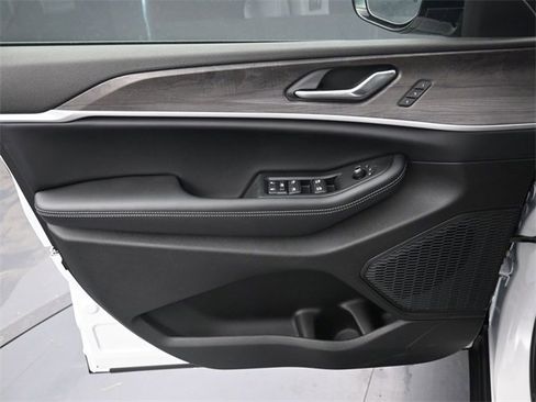 New 2025 Jeep Grand Cherokee L Limited image 11