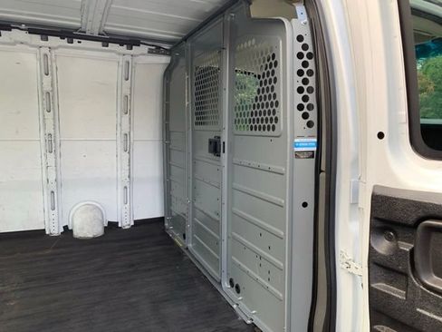 Used 2011 Chevrolet Express 2500 RWD image 15