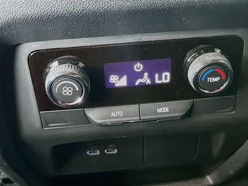 Used 2026 Chevrolet Traverse LT FWD image 25