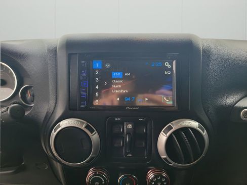 Used 2015 Jeep Wrangler Unlimited Sahara w/ Connectivity Group image 17