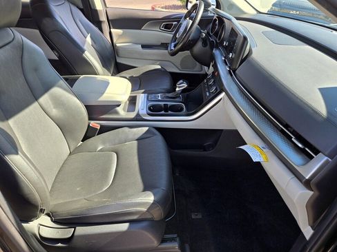 Used 2024 Kia Carnival LX FWD image 17